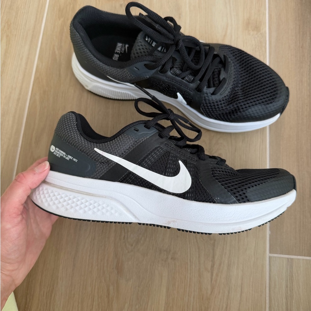 Nike run swift tennis shoes - Picture 2 of 6